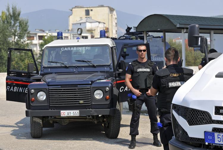 Grænsestrid.  Al trafik mellem det nordlige Kosova og Serbien er blevet standset, og soldater har sat skilte op, der advarer om, at man skyder med skarpt mod uvedkommende. 