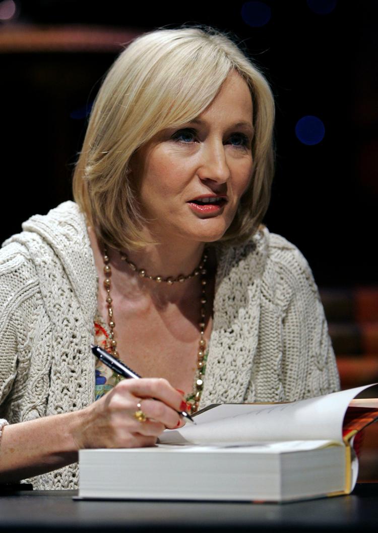 Aflytning. 'Moren' til Harry Potter, JK Rowling, er bare en ud af 46 briter, der alle mener, at avisen News of the World har tiltvunget sig adgang til deres privatliv gennem eksempelvis telefonhacking. 
