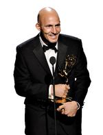 Prisvinder. David Katznelson på scenen i Los Angeles med en Emmy for sin 'enestående fotoarbejde' på den populære britiske tv-serie 'Downtown Abbey'.