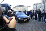 Giraf. En lang slange af mennesker var mødt op for at se politikkerne køre fra og til Amalienborg. 