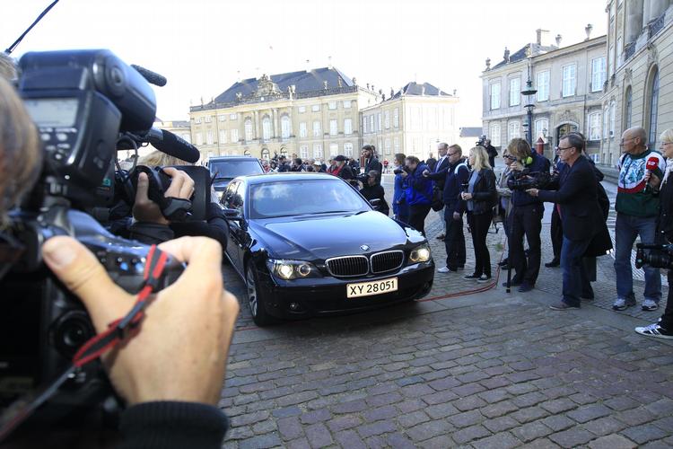 Giraf. En lang slange af mennesker var mødt op for at se politikkerne køre fra og til Amalienborg. 