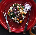 Forklædt. Mænd kan godt lide rødt kød – og her forklædes det som salat med mango, forårsløg, koriander og mynte. 