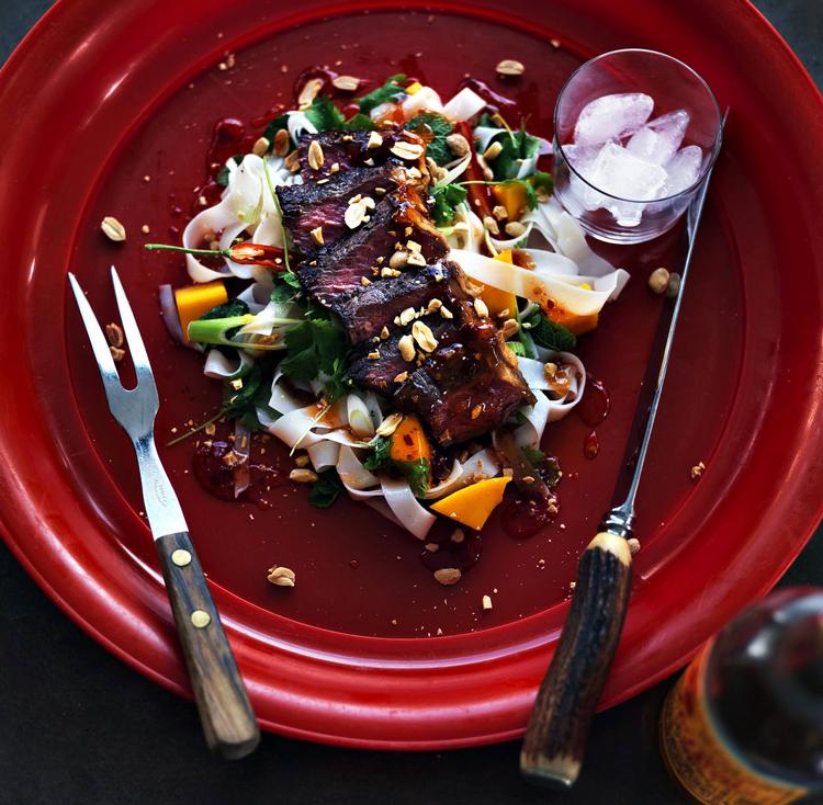 Forklædt. Mænd kan godt lide rødt kød – og her forklædes det som salat med mango, forårsløg, koriander og mynte. 