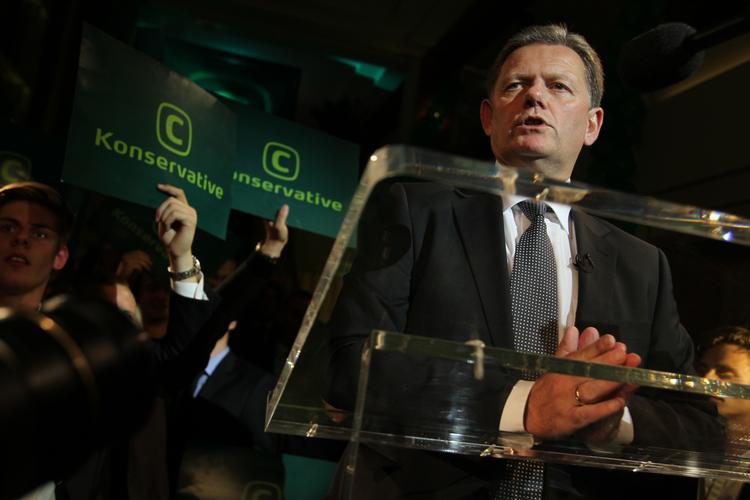 Nedtur. De konservative er halveret ved valget, og partileder Lars Barfoed påtager sig ansvaret ved partiets valgfest. 
