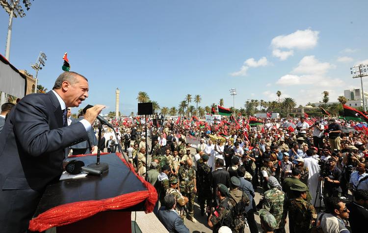 Kritik. Tyrkiets premierminister, Taytip Erdogan, dundrer mod al-Assads styre under et besøg i Libyens hovedstad Tripoli. 