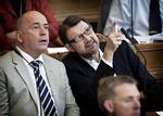 Nedstemt. Helge Sander (t.h.) skal finde et andet sted at arbejde end Folketingssalen. 