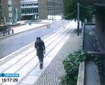Overvåget. Anders Behring Breivik på vej væk fra Oslos centrum efter at have anbragt en varebil med en bilbombe. Den sprang klokken 15.24. 
