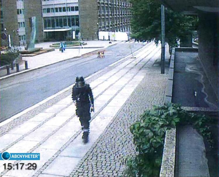 Overvåget. Anders Behring Breivik på vej væk fra Oslos centrum efter at have anbragt en varebil med en bilbombe. Den sprang klokken 15.24. 