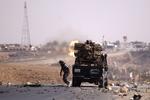 Krig. Libyske oprørsstyrker fyrer løs mod Bani Walid, som de senere i dag måtte trække sig tilbage fra. 