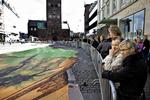 Folkefest. Aarhus Festuge er kendt for at lave nye tiltag i det offentlige rum. Her ses et stort kunstværk på Bispetorv. 