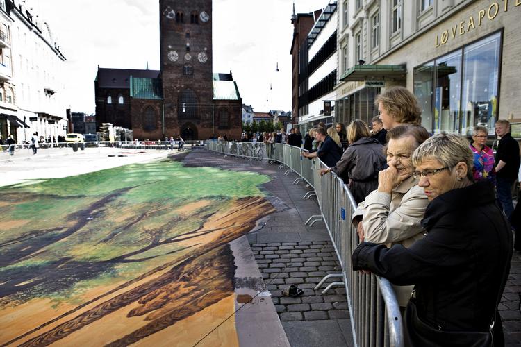 Folkefest. Aarhus Festuge er kendt for at lave nye tiltag i det offentlige rum. Her ses et stort kunstværk på Bispetorv. 