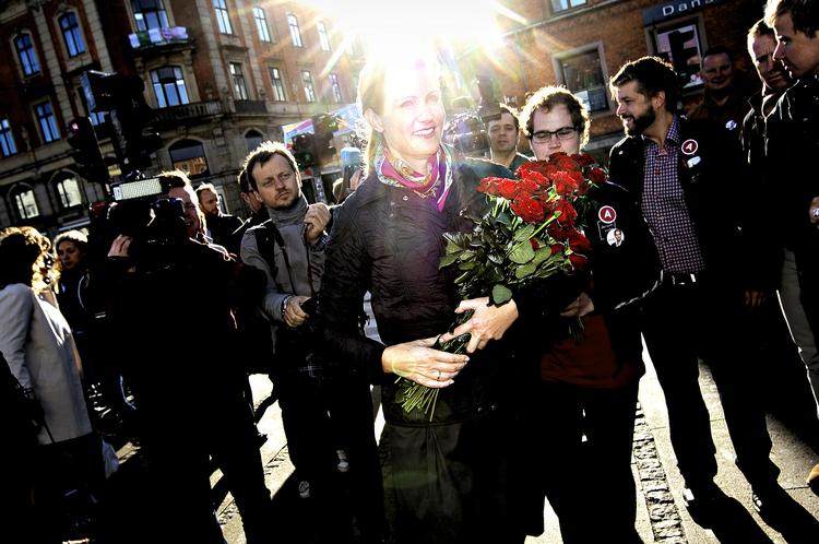 Rosen. Helle Thorning-Schmidt opfyldte i går en 10 år gammel drøm og satte de første socialdemokratiske fodspor i et nyt århundrede. 