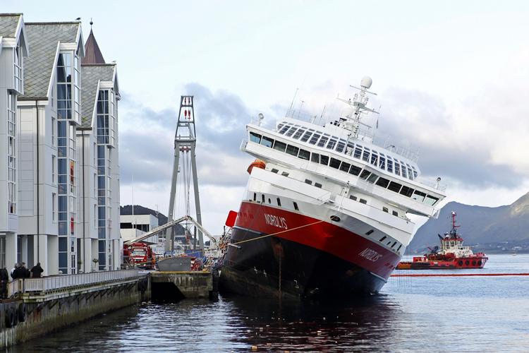 Skibsbrand. To omkom på Hurtigrutens skib MS Nordlys, der brød i brand ud for Ålesund i går. 