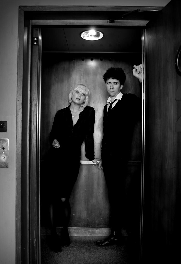 Smerte. Sune Wagner har ondt i ryggen. Så Raveonettes har aflyst en forestående danmarksturne. 