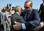 Velkommen. Formanden for Libyens Oprørsråd TNC, Mustafa Abdel Jalil, byder Tyrkiets premierminister Recep Erdogan velkommen til Libyen. Erdogan er på rejse til Egypten, Tunesien og Libyen. Lande, der alle har været præget af folkelige oprør. 