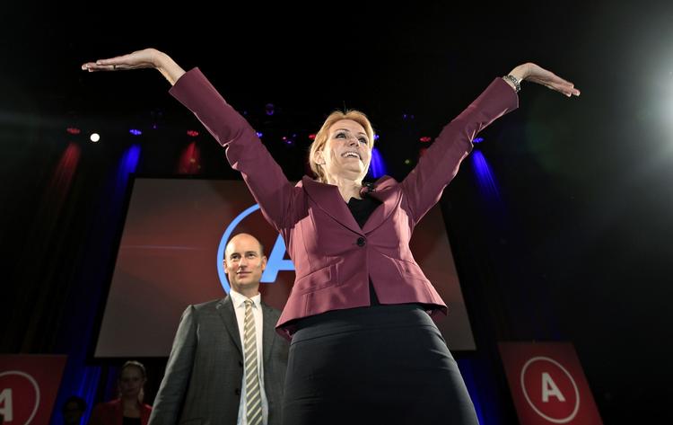 Valgsejr. Helle Thorning-Schmidt blev naturligvis tiljublet af partifællerne på valgnatten. I baggrunden står ægtefællen, Stephen Kinnock. 