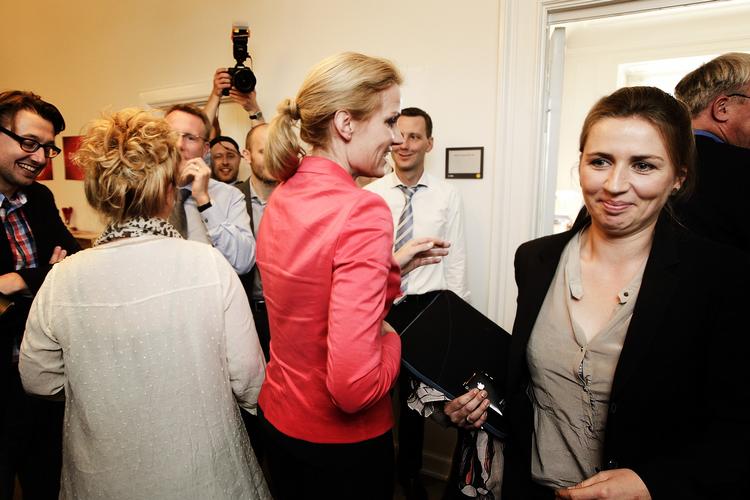Optælling. Der var højt humør hos Socialdemokraterne morgenen efter valget, men både Helle Thorning-Schmidt og Mette Frederiksen (t.h.) må notere sig en tilbagegang. 