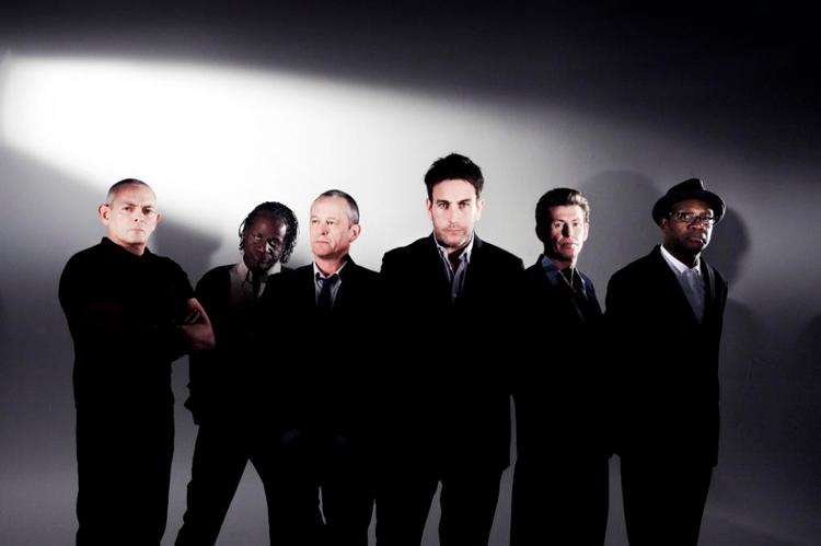 Cyklus. Med galoperende ungdomsarbejdsløshed og ulmende nationalisme er der god grund til at gendanne The Specials. Fredag aften gav deres 30 år gamle sange håbløshed og optøjer mening igen. 