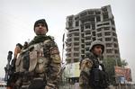 ANGREB. Afghanske sikkerhedsstyrker foran det delvist færdigbyggede højhus, terrorister benyttede under deres beskydning af den amerikanske ambassade i Kabul. 