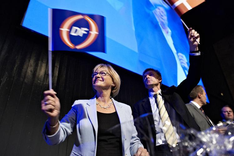 Kvaler. Pia Kjærsgaard og Kristian Thulesen Dahl gjorde, hvad de kunne, for at holde humøret højt trods valgnederlaget. Foto: Claus Bonnerup 