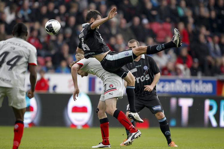 hovedstød. I modsætning til i denne duel kom Tim Janssen først på bolden, da han bragte FC Midtjyllan på 1-0. 