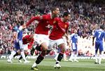 1-0. Med et hovedstødsmål har Chris Smalling (tv.) indledt scoringen mod Chelsea. 