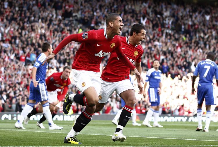 1-0. Med et hovedstødsmål har Chris Smalling (tv.) indledt scoringen mod Chelsea. 