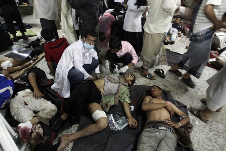 Sårede. Modstandere af regimet i Yemen får lægehjælp efter blodige demonstrationer i hovedstaden Sanaa i dag. 