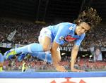 Glædeshop. Edinson Cavani scorede alle tre mål for Napoli i kampen mod AC Milan. 