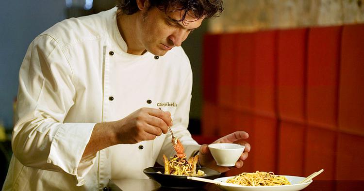 Gastronomi. Skab plads i budgettet til et besøg på Carles Abellans restaurant, Comerç 24, der har fået en Michelin-stjerne. 