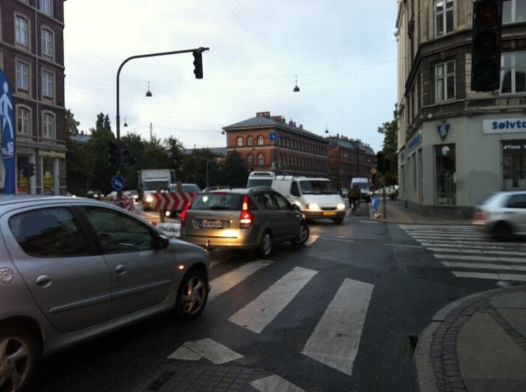 trafikkaos. Bilisterne har svært ved at finde ud af, hvem der skal køre først her i Krydset ved Sølvgade, hvor trafiklyset er slukket. 
