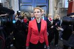 Arbejdsbyrde. Helle Thorning-Schmidt blev fredag udnævnt til kongelig undersøger. Nu skal hun knokle med at sammensætte et regeringsgrundlag. Politiken.dk vil gerne hjælpe hende med at udvælge ministrene. 