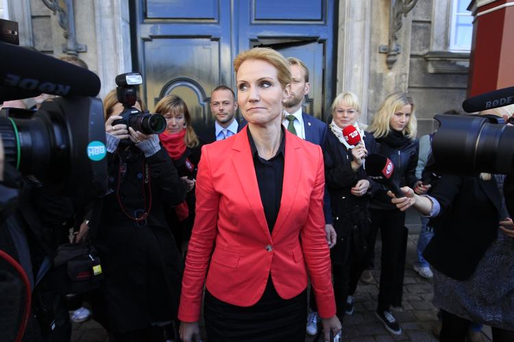 Arbejdsbyrde. Helle Thorning-Schmidt blev fredag udnævnt til kongelig undersøger. Nu skal hun knokle med at sammensætte et regeringsgrundlag. Politiken.dk vil gerne hjælpe hende med at udvælge ministrene. 