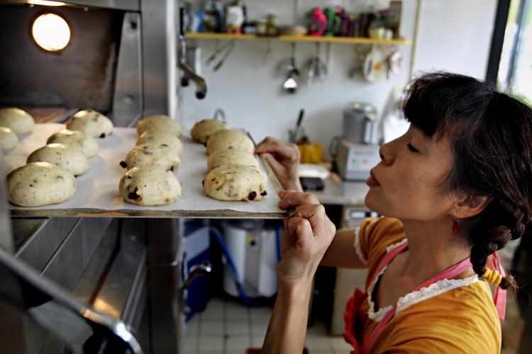 Friskbagt. Maya Yumoto har gang i ovnen lige fra Torvehallerne åbner til de lukker, så hun kan friste kunder med lunt brød dagen lang. 