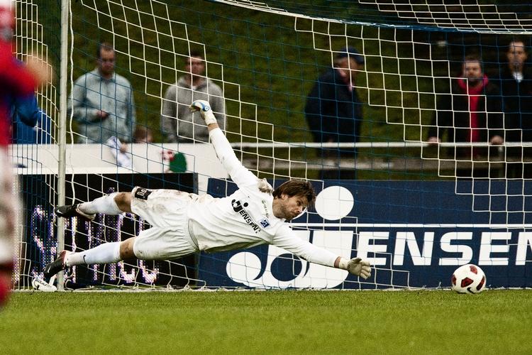 Fyraftensbold. Et opgør som gårsdagens i Lyngby mellem hjemmeholdet og Silkeborg er et godt bud på en kommende ’fredagsklassiker’. Lyngby-målmand Rune Pedersen blev i øvrigt passeret to gange i 0-2-nederlaget. 