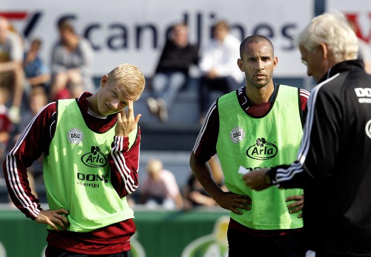 Rutineret. Morten Olsen (t.h.) har prøvet det hele før. Simon Poulsen (i midten) kan være en mulig afløser for Nicolai Boilesen (t.v.). 