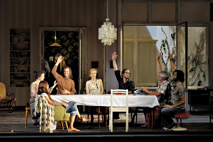 husmøde. Beboerne forsamlet om stuebordet i Thomas VInterbergs kollektiv, som får store roser i den østrigske presse. 