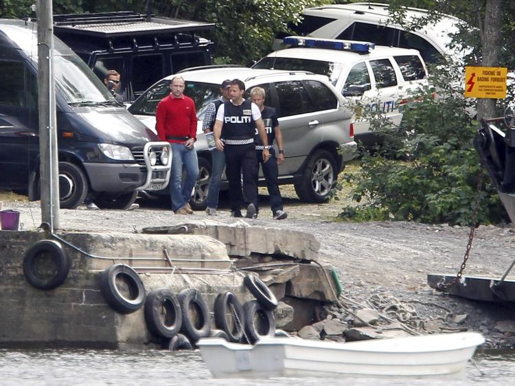 efterforskning. 17. juli blev Anders Behring Brevik ført tilbage til Utøya for at gennemføre en rekonstruktion af skyderiet, der kostede 69 mennesker livet. 
