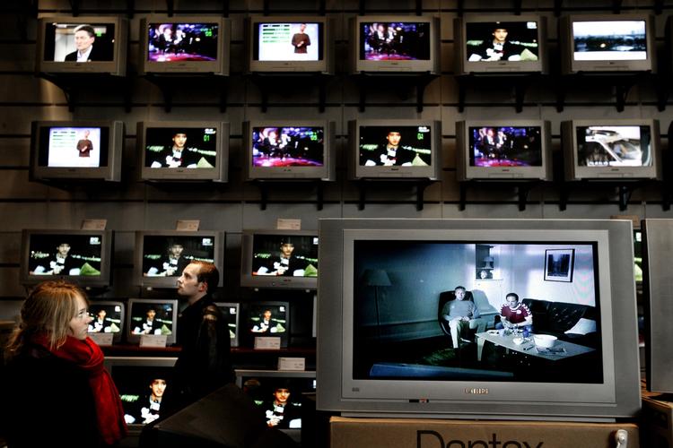 Kønsfordeling. For to år siden lovede BBC's formand flere kvinder på skærmen, men det er endnu ikke lykkedes tv-stationen at leve op til dette. 