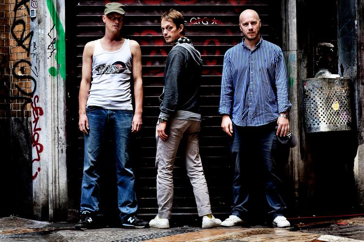 Mesterligt. Efter ni års albumpuse er Malk De Koijn tilbage med deres tredje album. Og de har stadig ikke lært at opføre sig som os andre. Heldigvis. 