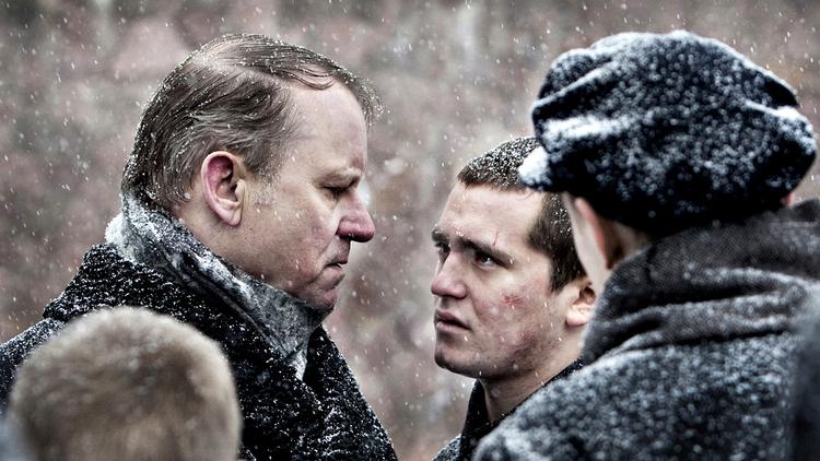 Opdragelse. Stellan Skarsgård er god som den hårde og uforsonlige leder af opdragelsesanstalten på øen Bastøy, hvor det stort anlagte drama 'King of Devil's Island' foregår. Det er dog især spillet mellem de unge hovedrolleindehavere, der giver filmen sin sitrende nerve. Foto fra filmen