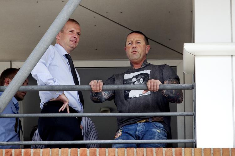 retssag. Rockeren fra Hells Angels, Brian Sandberg, med sin forsvarer under en pause i retssagen, hvor en tidligere rocker, MFP, har valgt at vidne mod sine tidligere kammerater. 