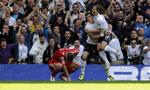 SMERTER. Daniel Agger forsøgte kort trods store smerter at spille videre, da hans klub Liverpool mødte Tottenham. 