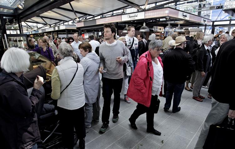 Flokvandring. Kunderne er strømmet til for at tage de nye haller med friske råvarer i øjesyn. 