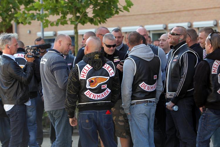 opbud. Omkring 150 rockere var mødt opforan retsbygningen i Glostrup for at udvise deres støtte til de anklagede. 