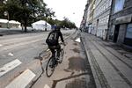 Bilfri. En enlig svale cykler ned langs Nørre Voldgade under første dag af VM i cykling. 