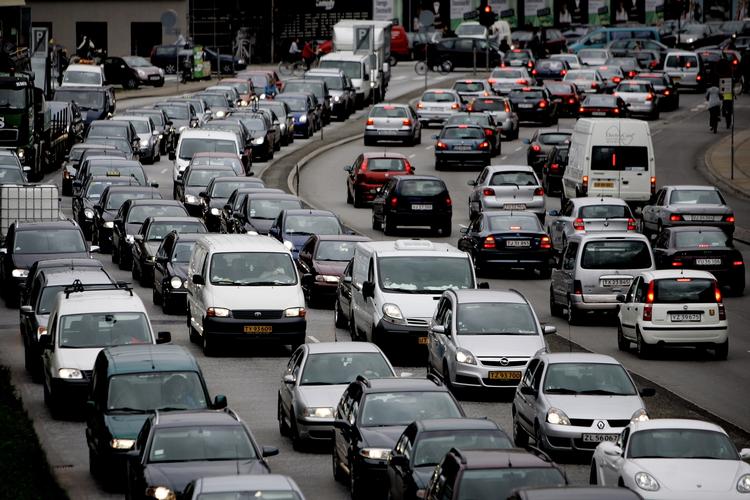 Morgentrafik. Det er denne situation, som den nye regering vil gøre op med. Et hav af biler, der venter på at komme ind i København. 