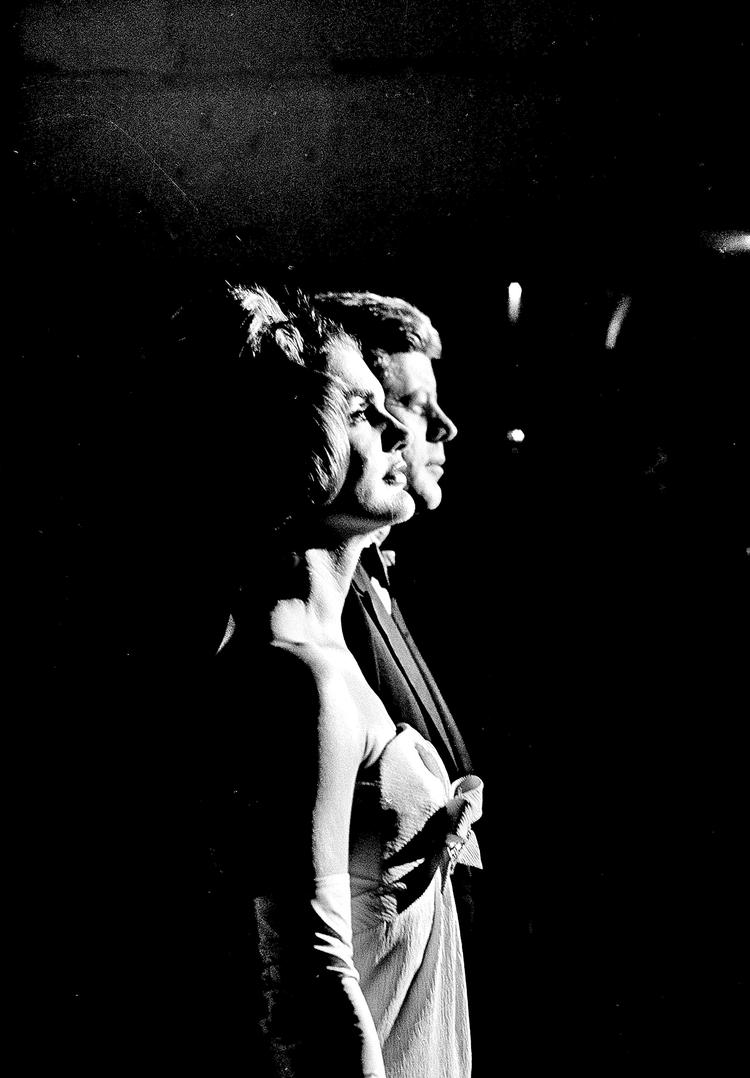 Celebrities. 48 år efter at John F. Kennedy blev skudt, og 17 år efter at hans enke døde, er de to fortsat USA's mest ombejlede og omdiskuterede celebritypar. 