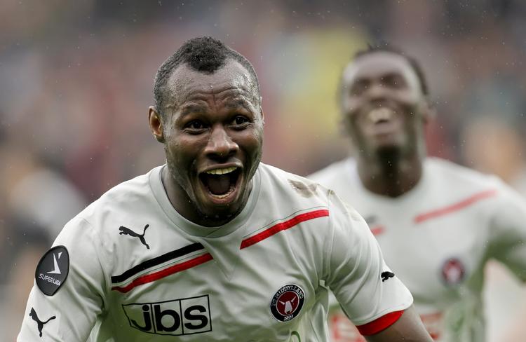 pantsat. Hvis FC Midtjylland skulle sælge Sylvester Igboun (tv.) eller Rilwan Hassan (th.) er det andre, der tjener på det. 