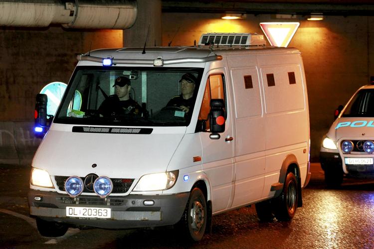 terrorsigtet. I går mødte Breivik op i retten for tredje gang og ankom i en hvid varevogn. 